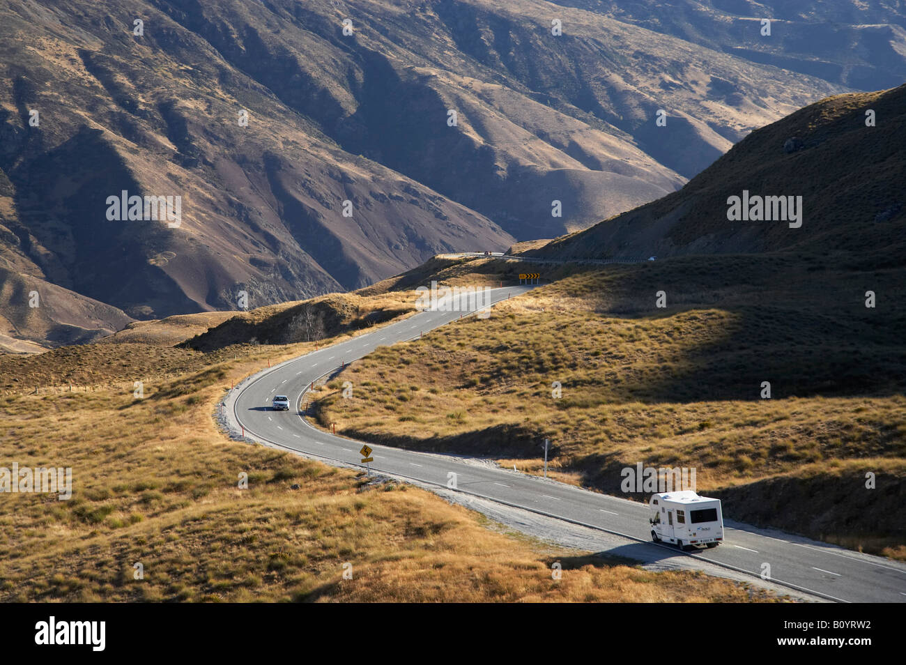 Wohnmobil und Crown Range Road zwischen Queenstown und Wanaka Süd-Insel Neuseeland Stockfoto