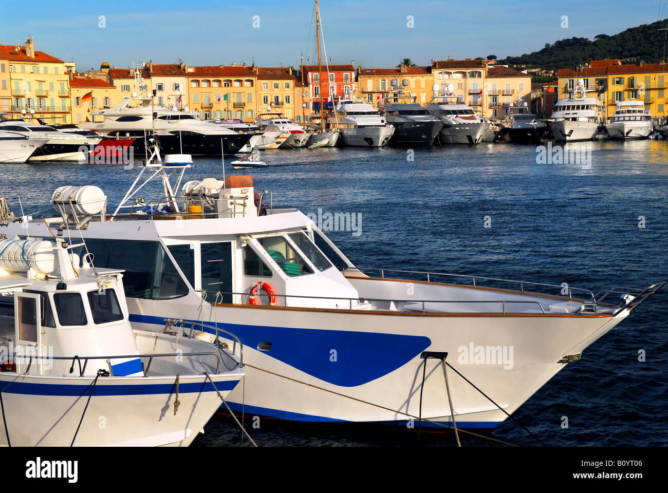 Luxus-Boote verankert in St. Tropez an der französischen Riviera Stockfoto