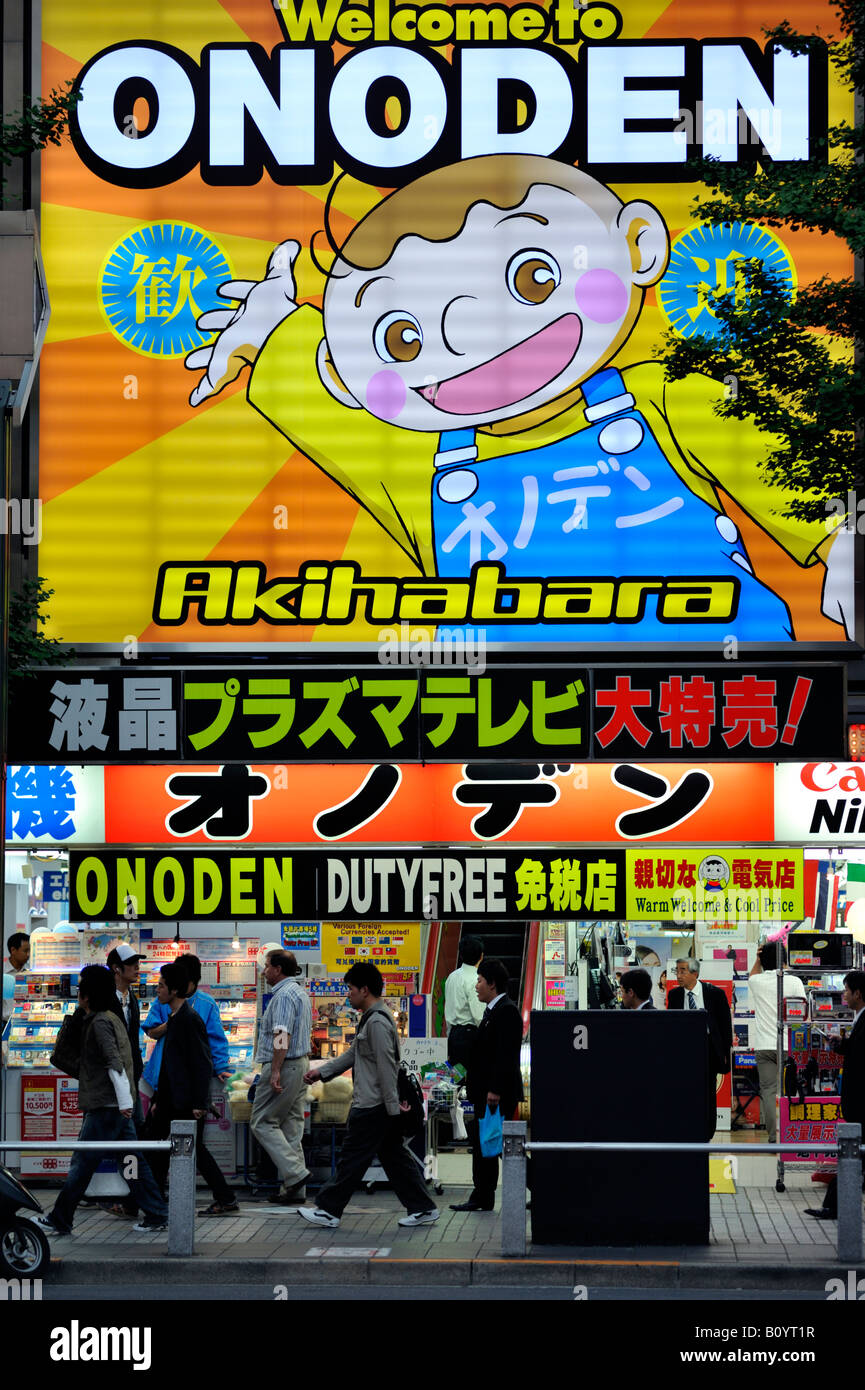 Großes beleuchtetes Plakat auf Elektrofachgeschäft in Akihabara Electric City im Zentrum von Tokio Stockfoto