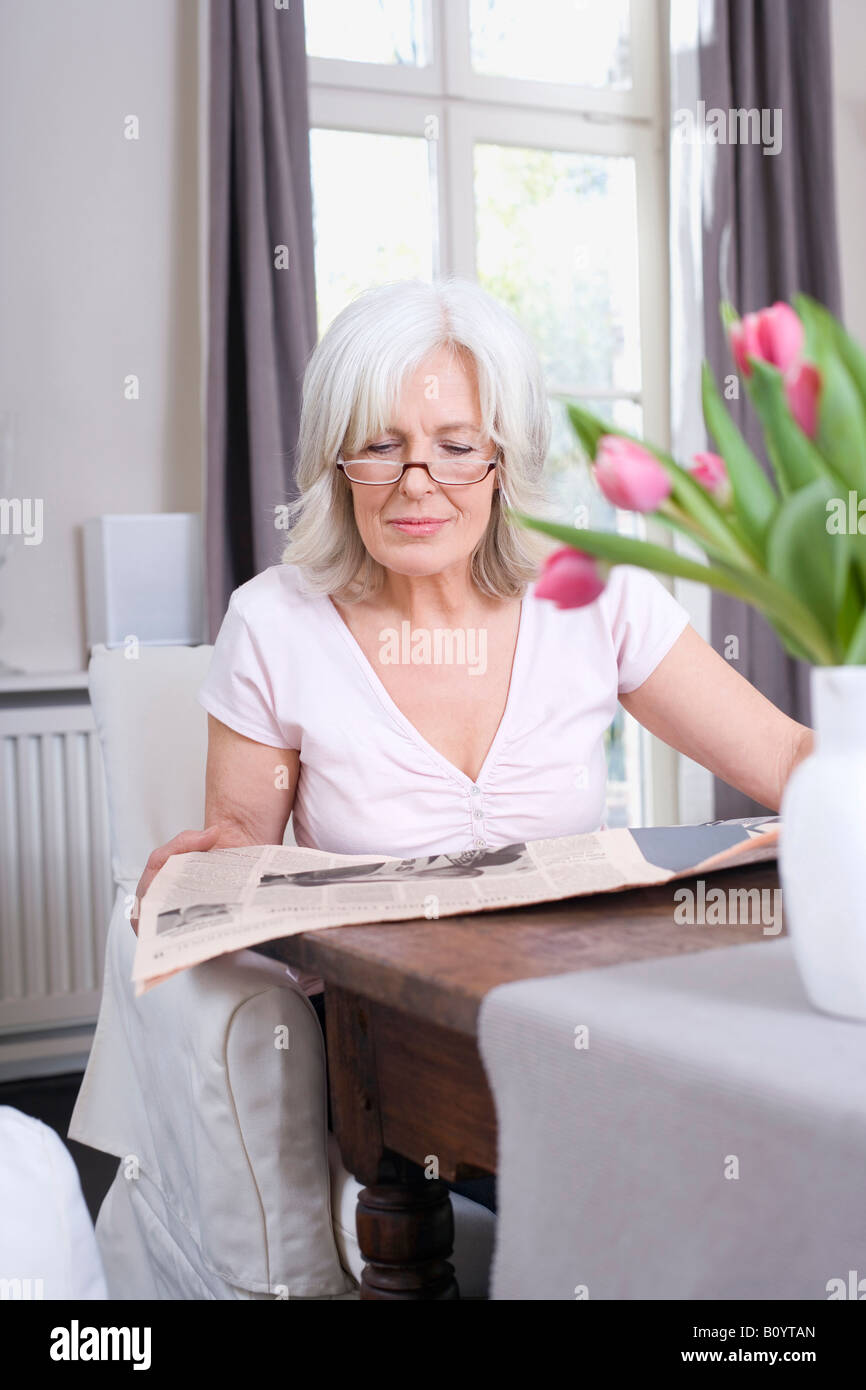 Frauen Tragen Eine Lesebrille Fotos Und Bildmaterial In Hoher Auflösung Alamy 