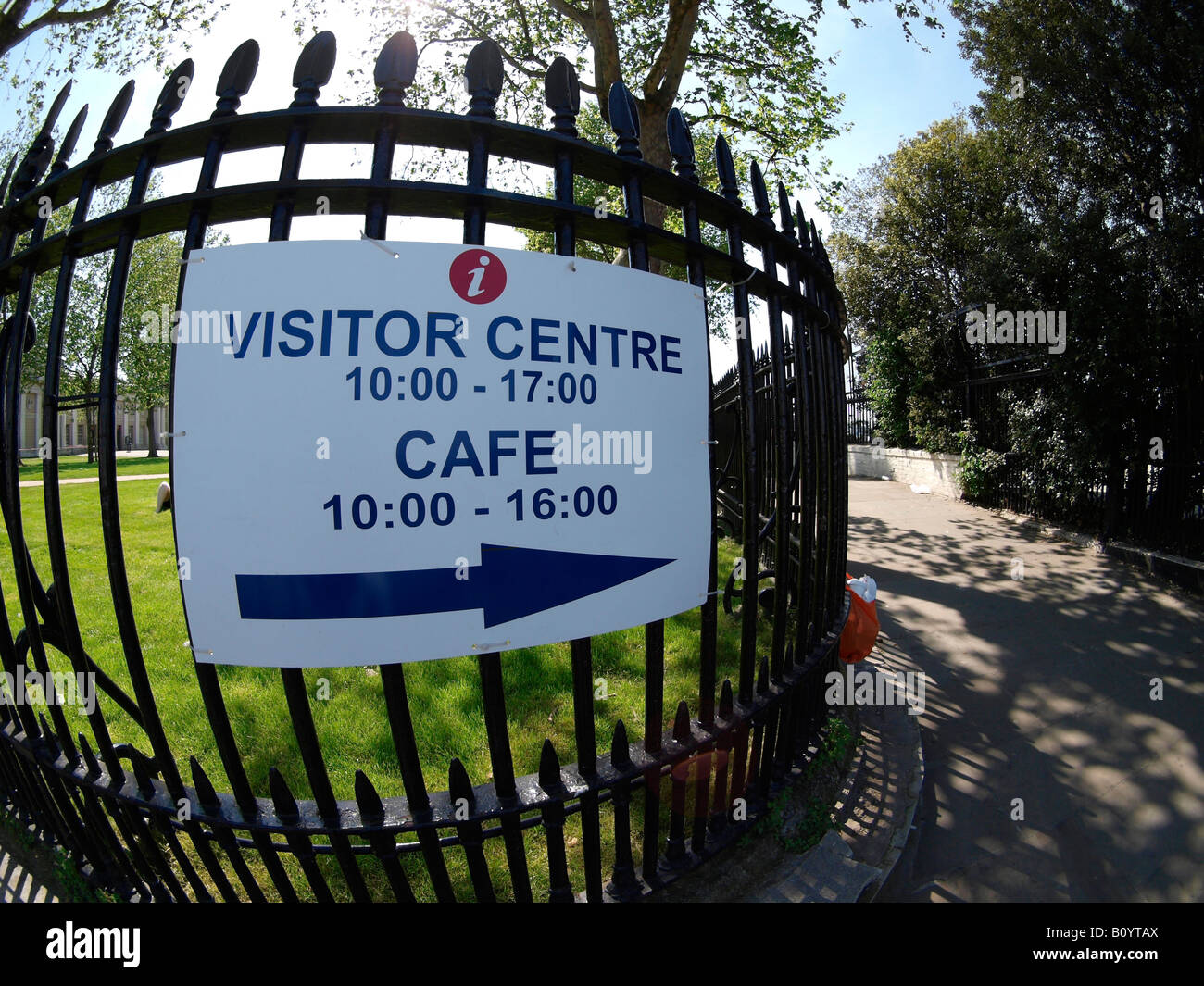 Melden Sie Regie Besucher zum Besucherzentrum des Royal Naval College Greenwich London England Stockfoto