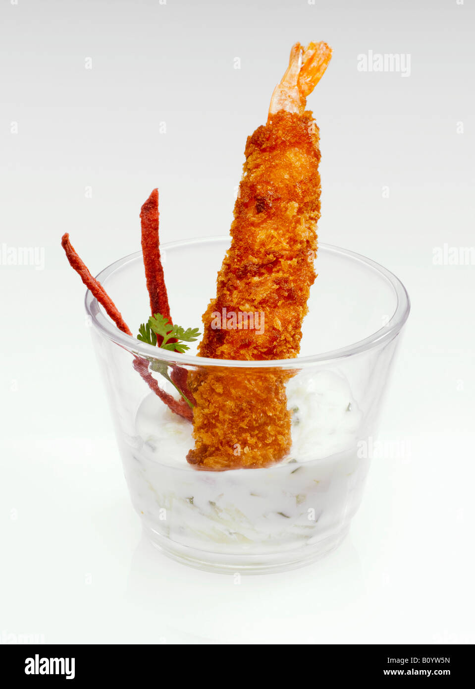 Fritierter Fisch und Joghurt-Dip im Glas Stockfoto