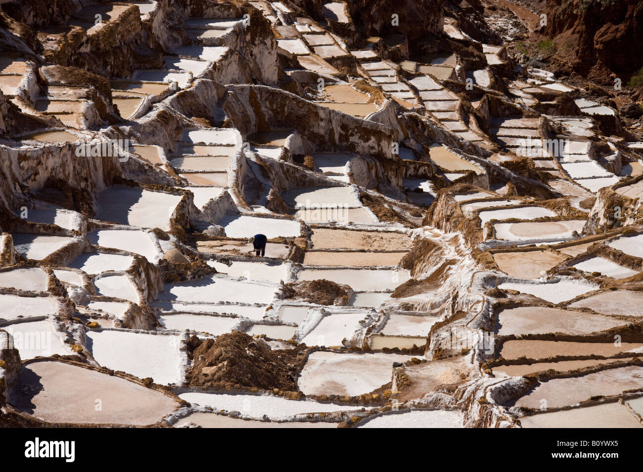 Maras Salinen an einem Berghang oberhalb der Stadt Urubamba in Peru Stockfoto