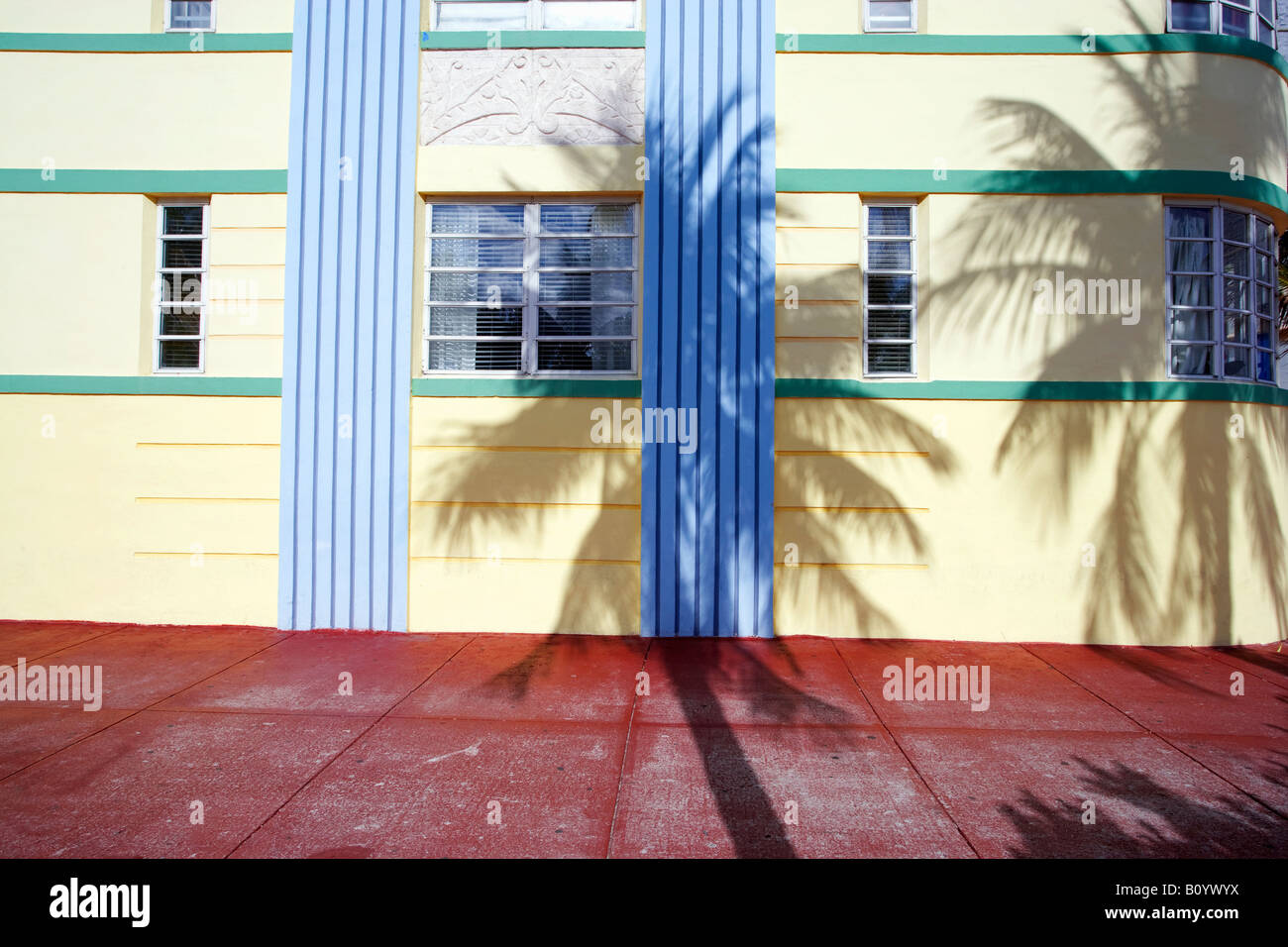 Schatten der Palmen auf Art-Deco-Gebäude in South Beach, Miami, Florida Stockfoto