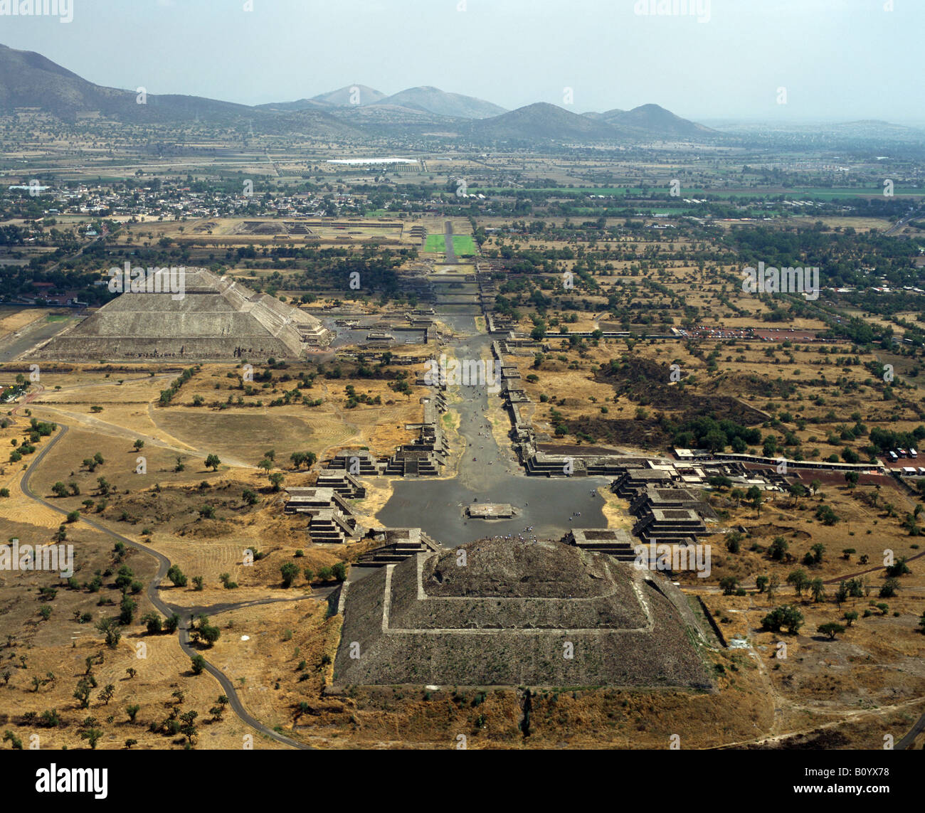 Antenne über Touristen, die Pyramiden von Teotihuacan von Sonne und Mond-Mexiko Stockfoto