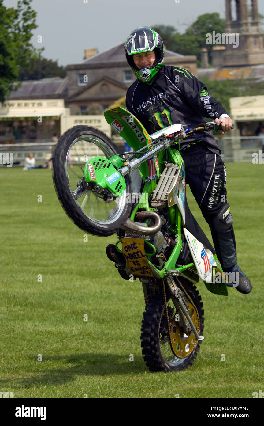 Stunt-Motorradfahrer ziehen einen wheelie Stockfoto