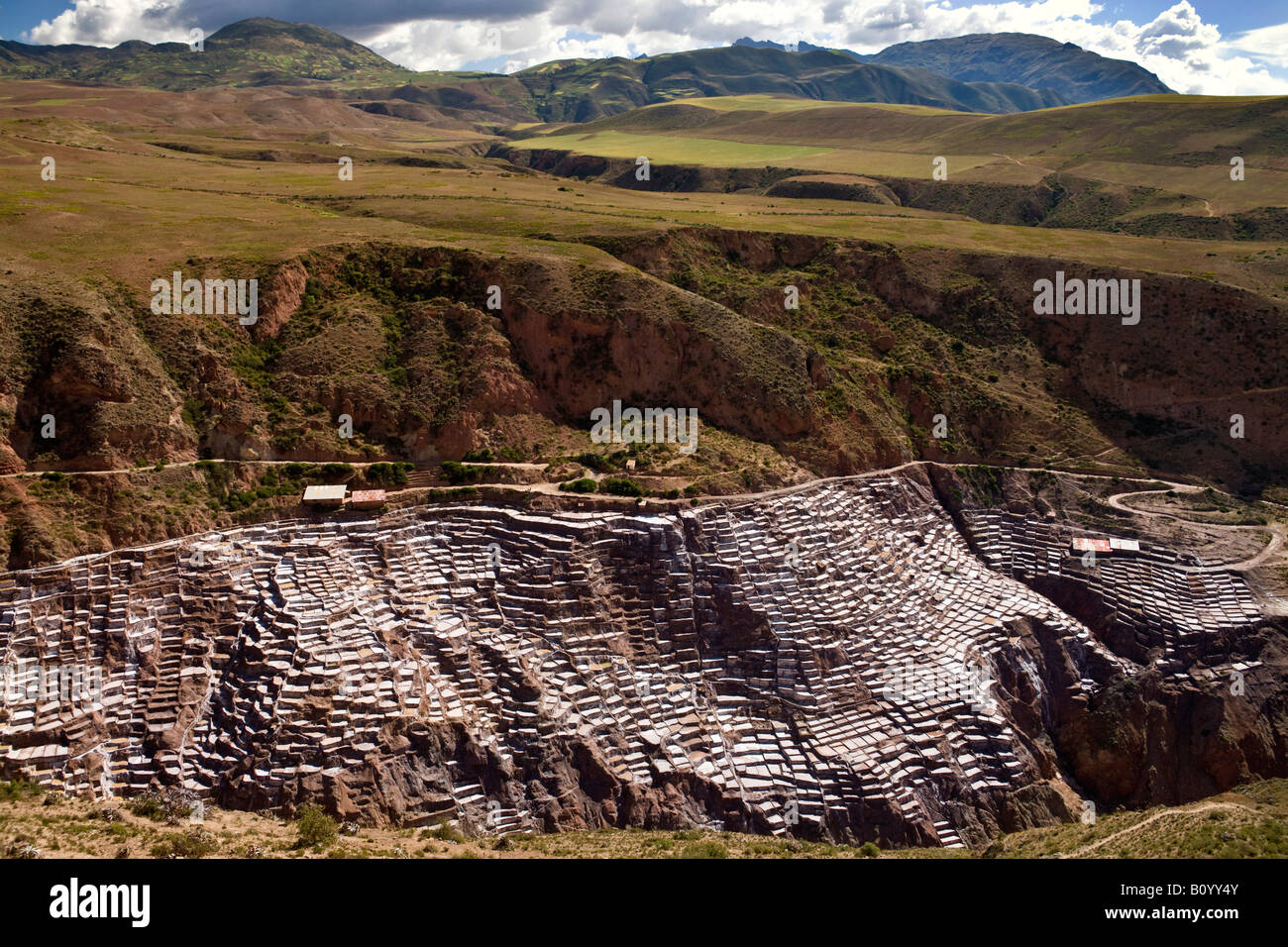 Maras Salinen an einem Berghang oberhalb der Stadt Urubamba in Peru Stockfoto