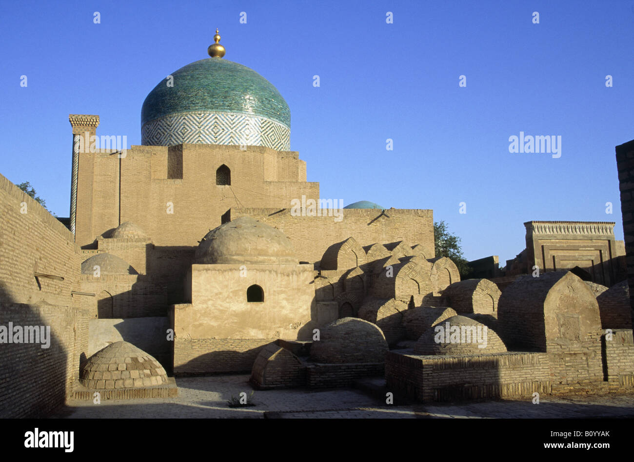 Historischen Seidenstraße ummauerten Stadt Pahlavon Makhmud Mausoleum königliche Grabstätte des Khans Kuppeln Gräber CHIWA Usbekistan Stockfoto