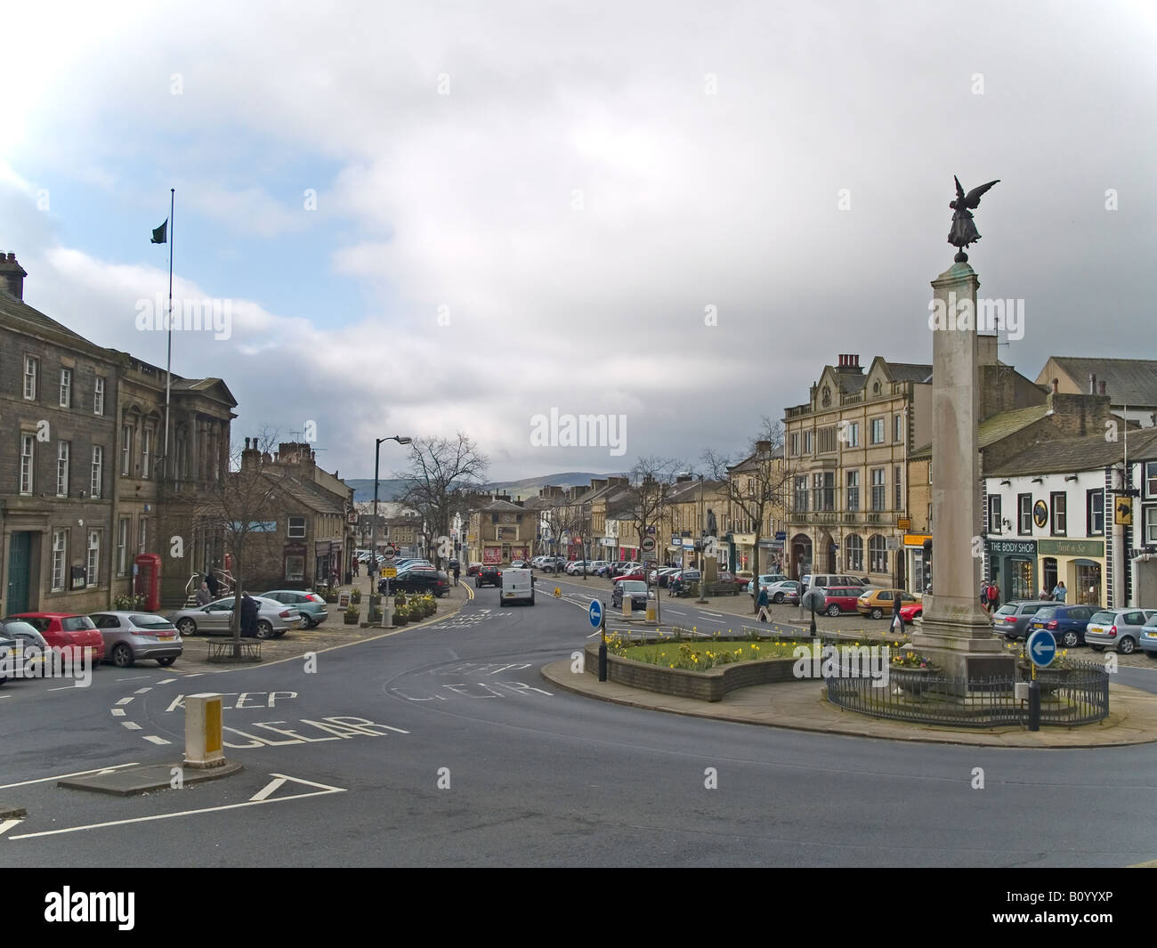 Kriegerdenkmal an der Spitze der High Street Skipton West Yorkshire UK Stockfoto