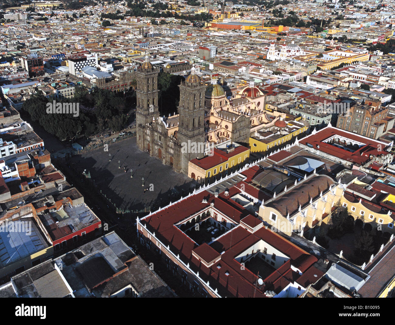 Antenne über Puebla Mexiko Zentralplatz und Kathedrale von Puebla Stockfoto