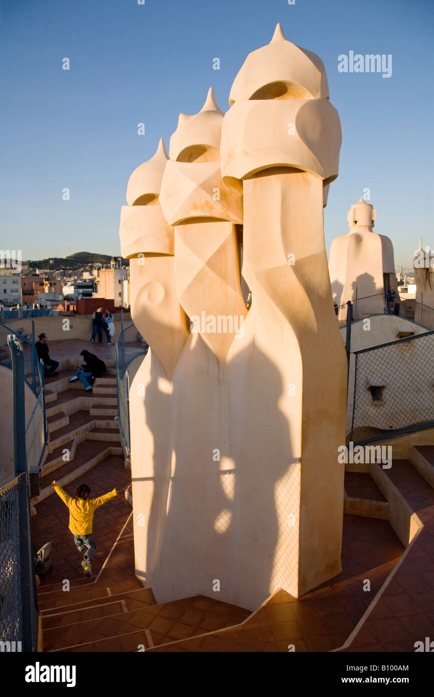 Die Schornsteine auf dem Dach der Casa Mila, Barcelona, Spanien von Antoni Gaudi entworfen Stockfoto