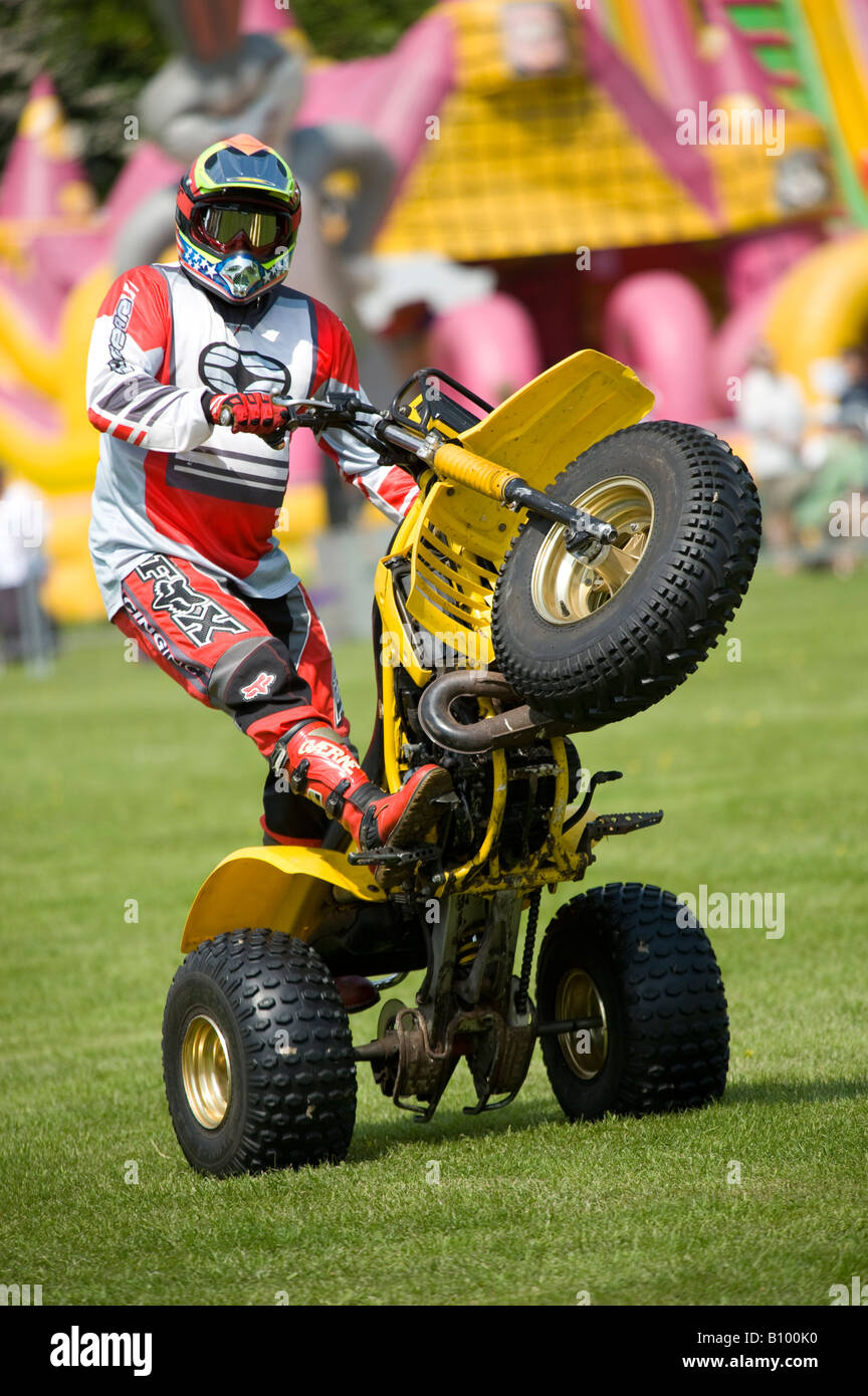 Motortrike Fahrer ziehen einen wheelie Stockfoto