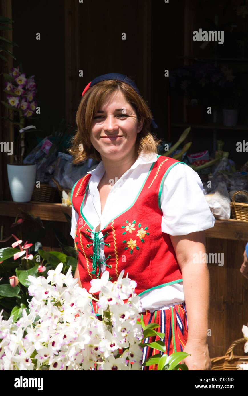 dh Blumenstand FUNCHAL MADEIRA Blumenverkäufer in traditionellem Kostüm Mädchengeschäft Verkäufer Markt Vender Frau Blumen Stallholder portugal Stockfoto