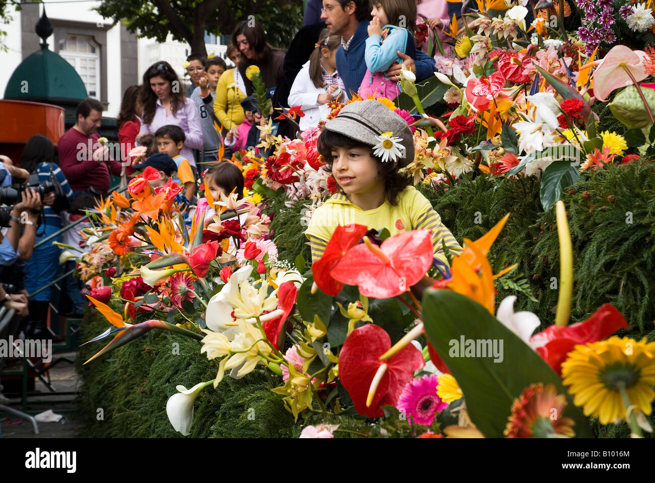 Dh Flower Festival Funchal Madeira Kind auf die Mauer der Hoffnung posieren für Fotos Blumen kid Stockfoto