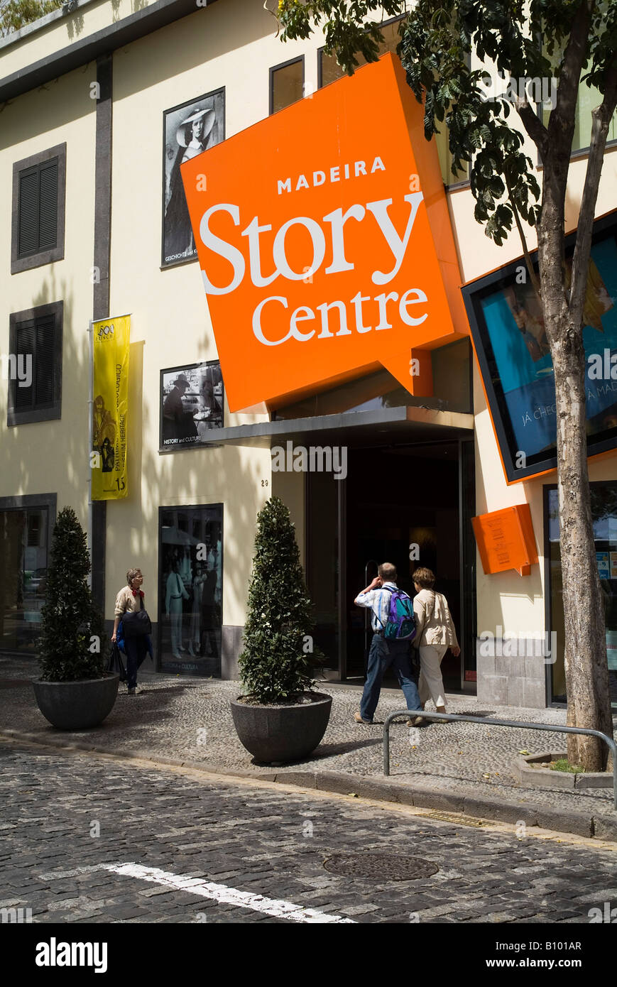 dh Zona Velha FUNCHAL MADEIRA Tourist Couple Altstadt Madeira Story Center Besucherattraktion Museum Touristen Stockfoto