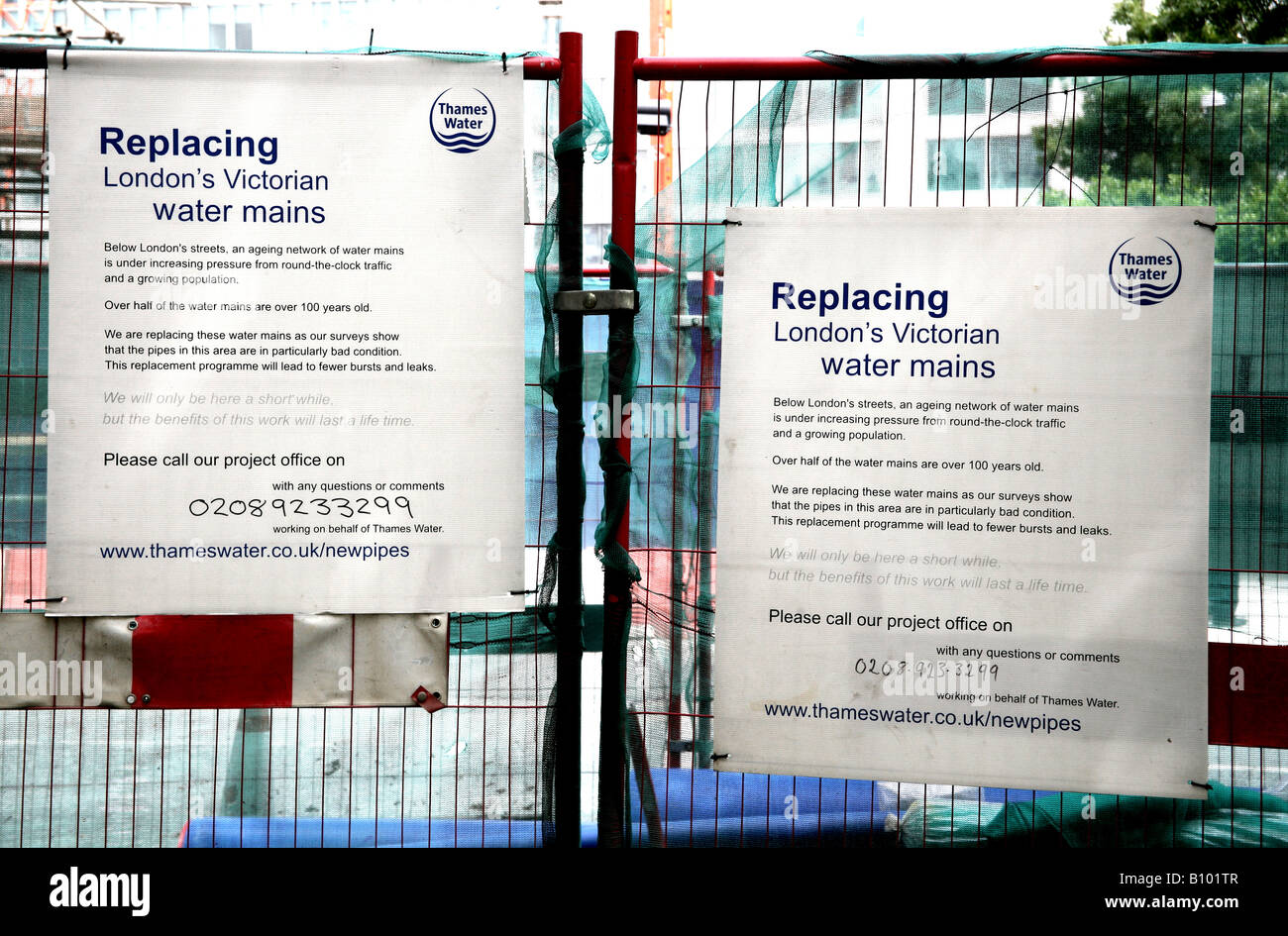 Thames Water Zeichen im Zentrum von London Arbeit erklären, veraltete Netz zu ersetzen Stockfoto