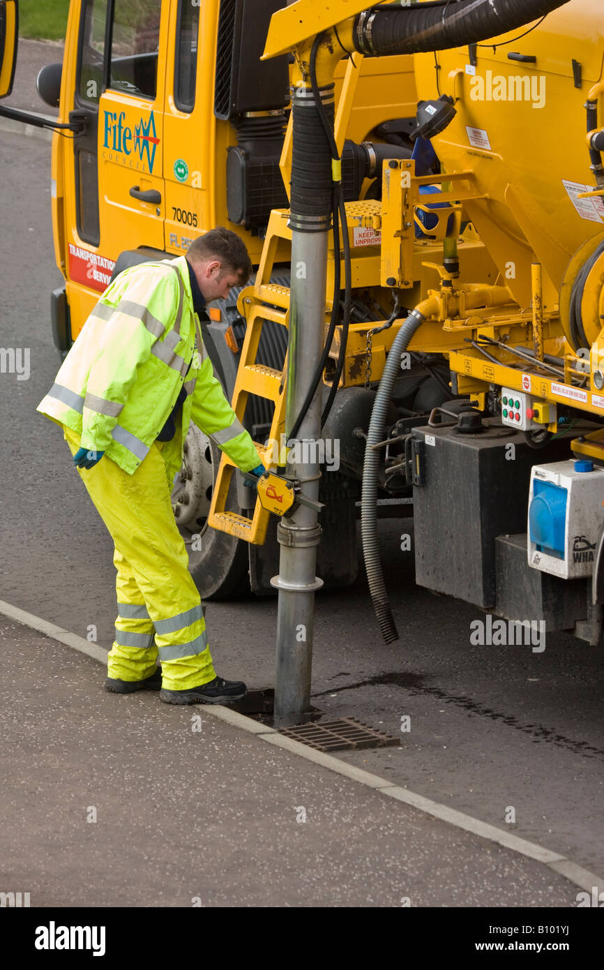 Fife Council Arbeiter mit Kanalreinigung Ausrüstung Stockfoto