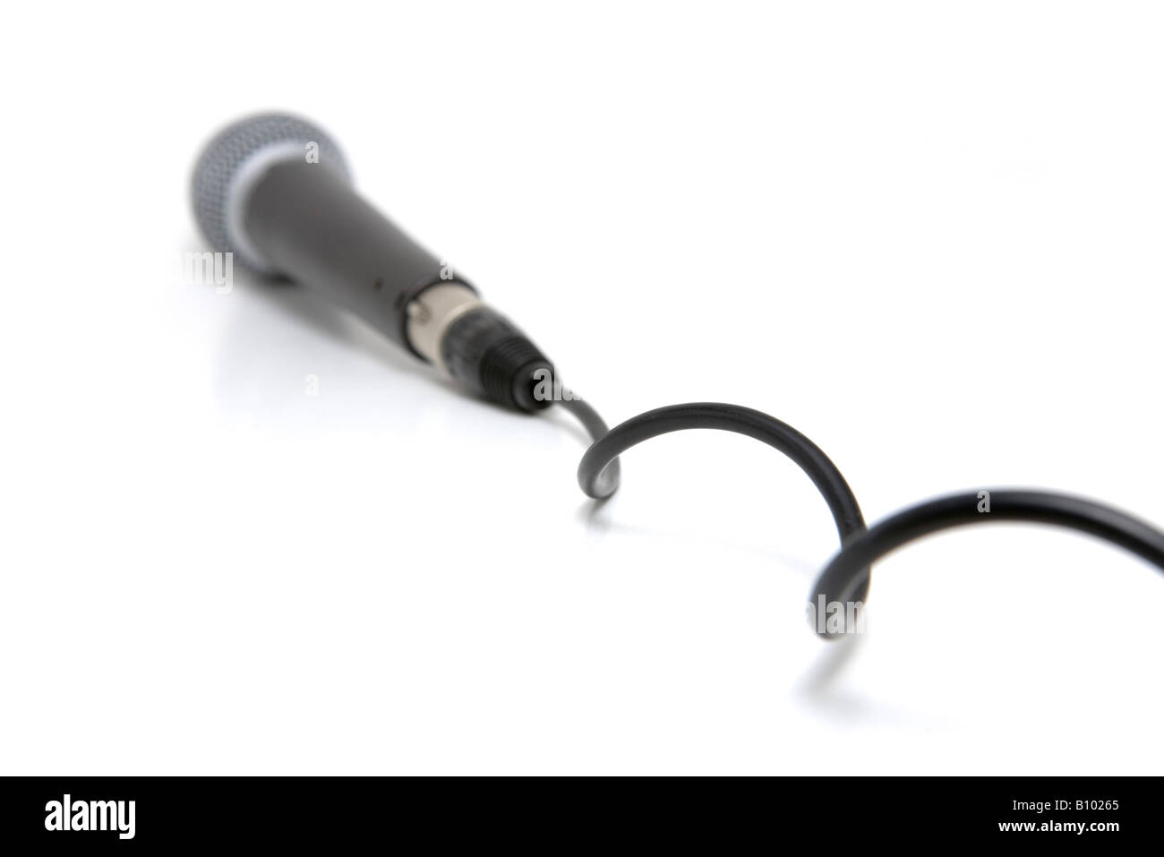 Professionelles Mikrofon mit einem Kabel verbunden Stockfoto