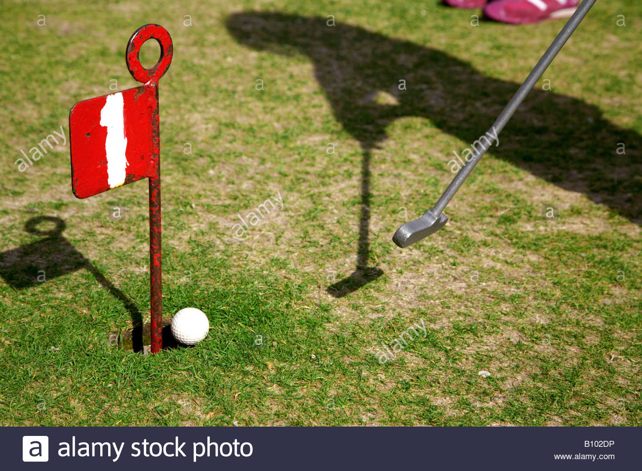 Durchlöchern Putt am ersten Loch Stockfoto