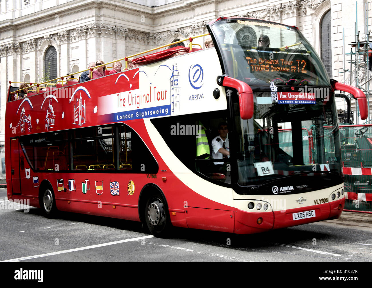 Open Top-Sightseeing-Tour-Bus vor St. Pauls Cathedral London Stockfoto