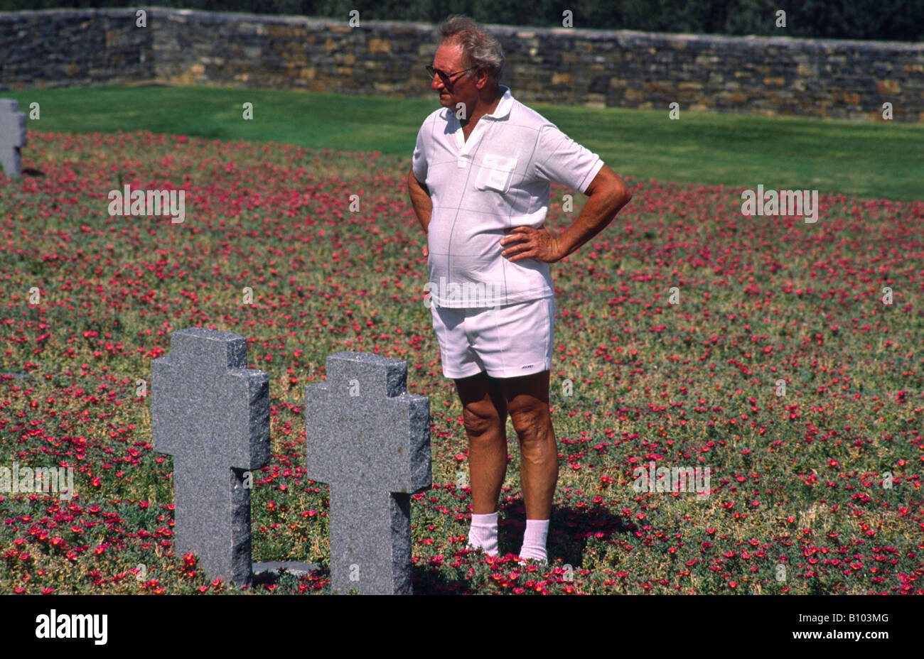 Deutscher Mann betrachtet man Grabsteine auf dem Maleme Friedhof, wo deutsche Soldaten auf Kreta im zweiten Weltkrieg getötet, ruht. Kreta, Griechenland. Stockfoto