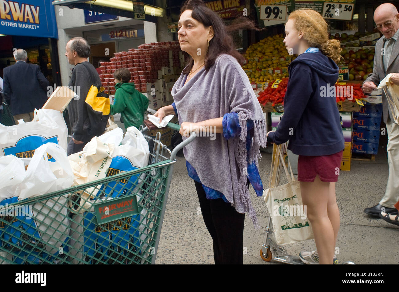Shopper am Fairway Supermarkt am Broadway im Stadtteil Upper West Side von New York Stockfoto