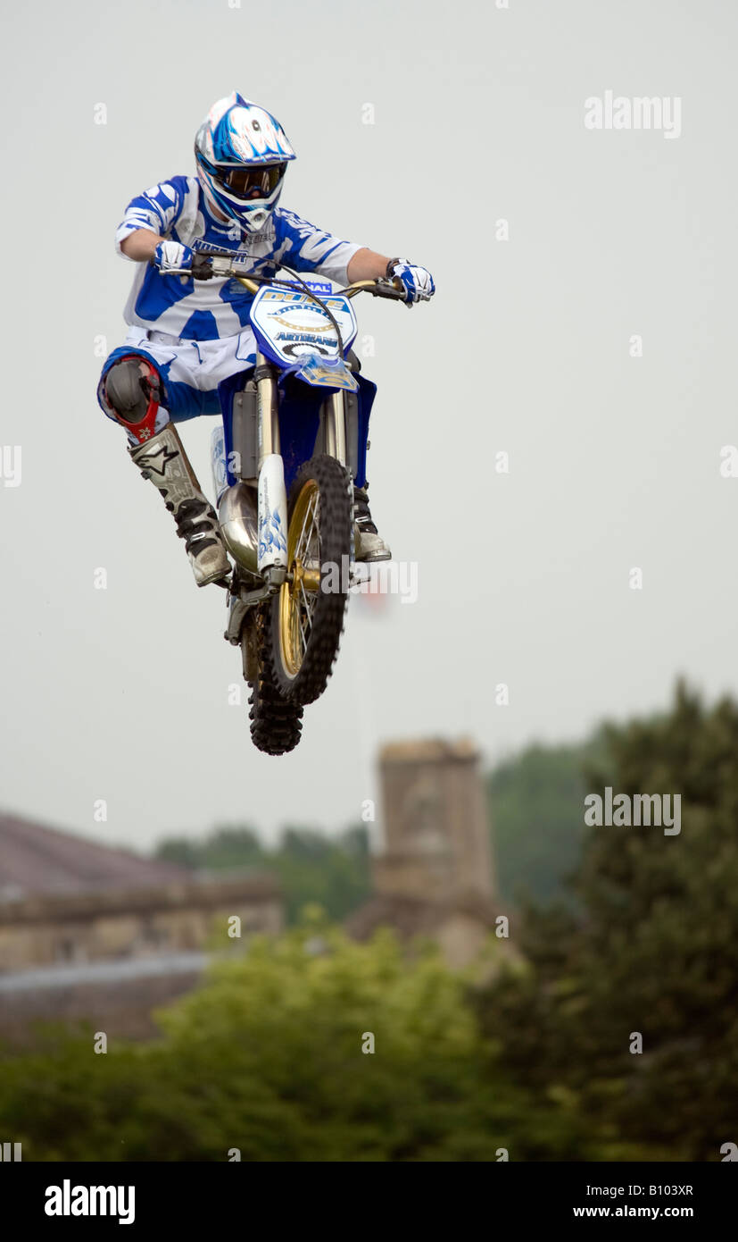 Stunt-Motorradfahrer machen einen Sprung Stockfoto