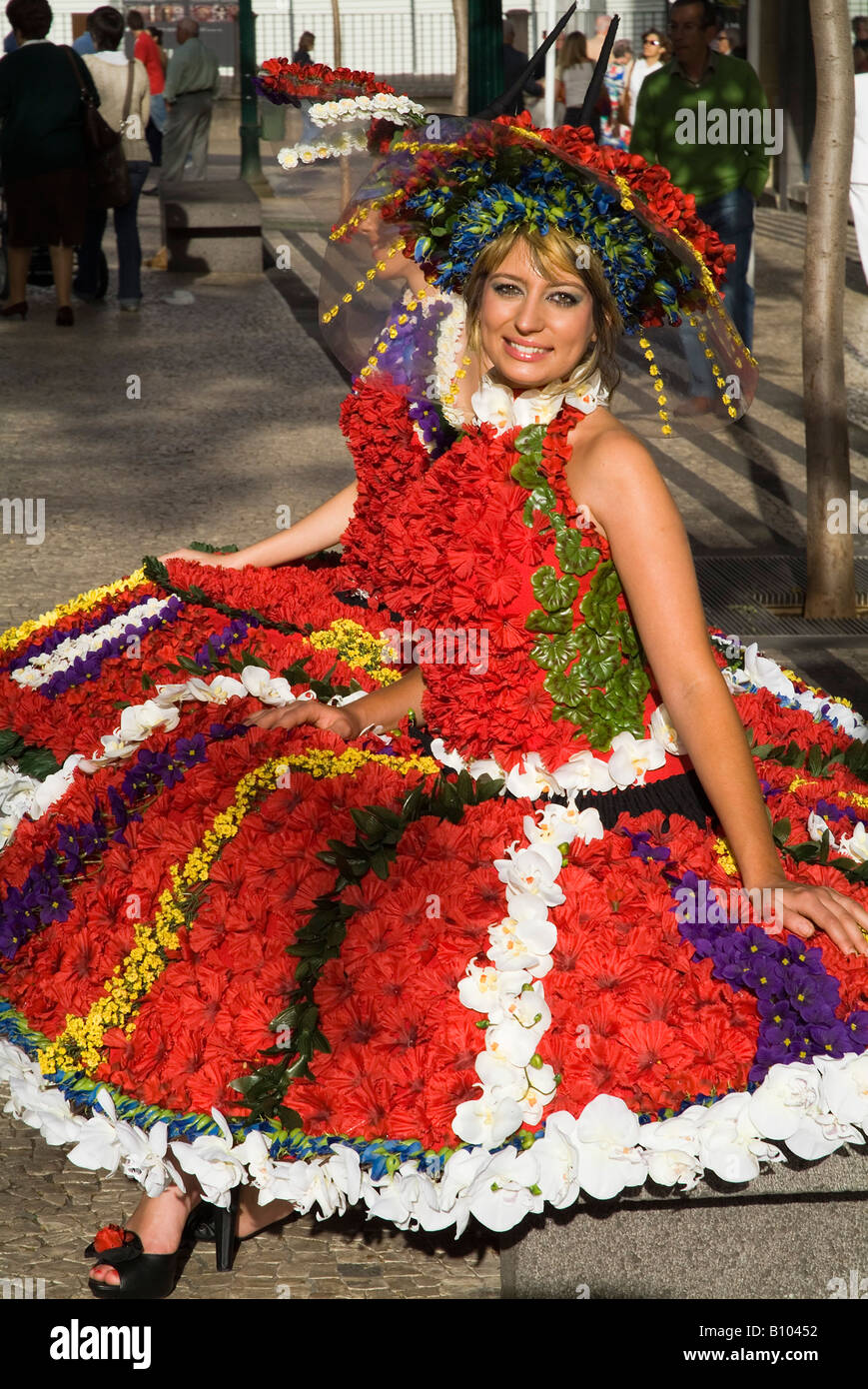 dh Flower Festival FUNCHAL MADEIRA Festival Mädchen in Blumenkostüm posiert Avenida Arriaga Stadt Straße Mädchen Kleid schöne Frau Stockfoto