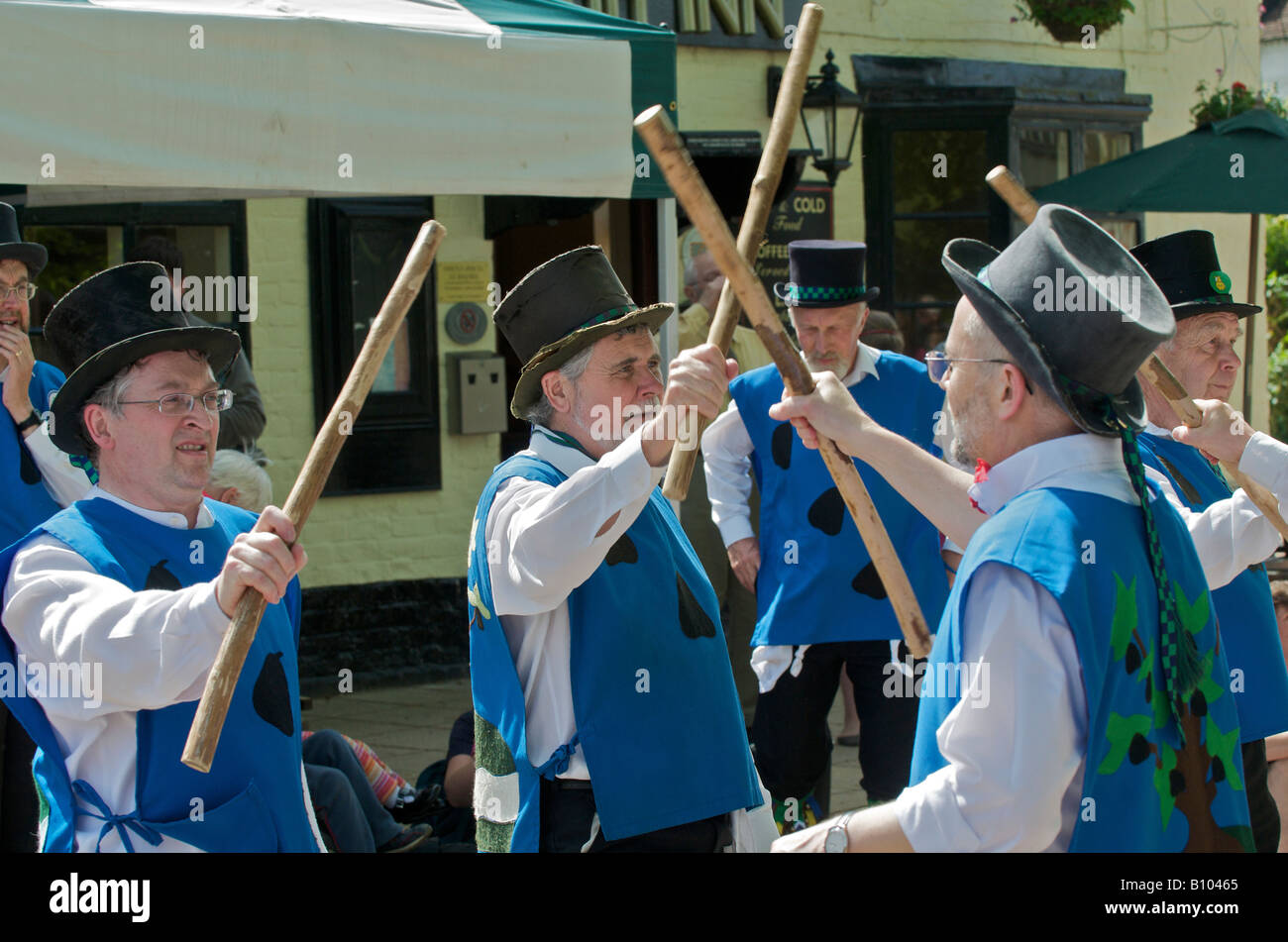 Morris tanzen auf Volksfest Riverside auch bekannt als Upton Folk festival Stockfoto