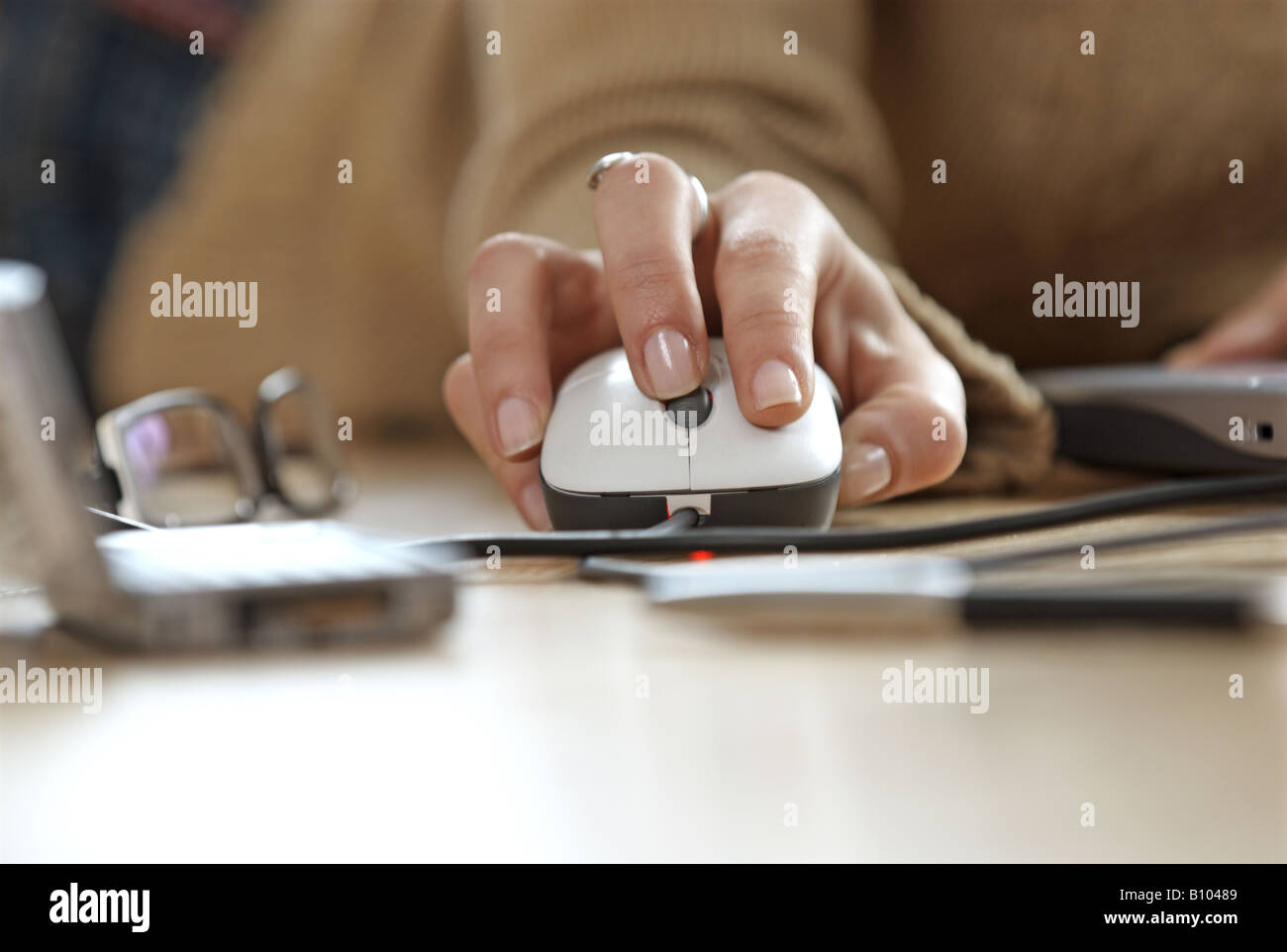 Hand auf der Maus Stockfoto