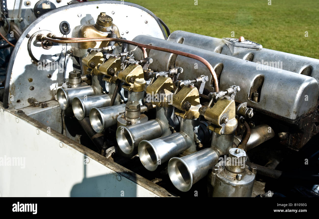 Motor Motor der Vintage Klassiker Formel 1 f1 Rennwagen der 1930er Jahre in  weiß Stockfotografie - Alamy