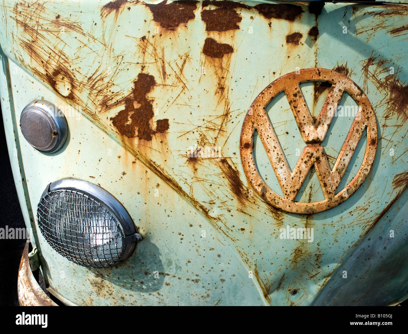 VW Volkswagen geteilten Bildschirm Bus Wohnmobil alt und abgenutzt, mit Rost und Kratzer Stockfoto