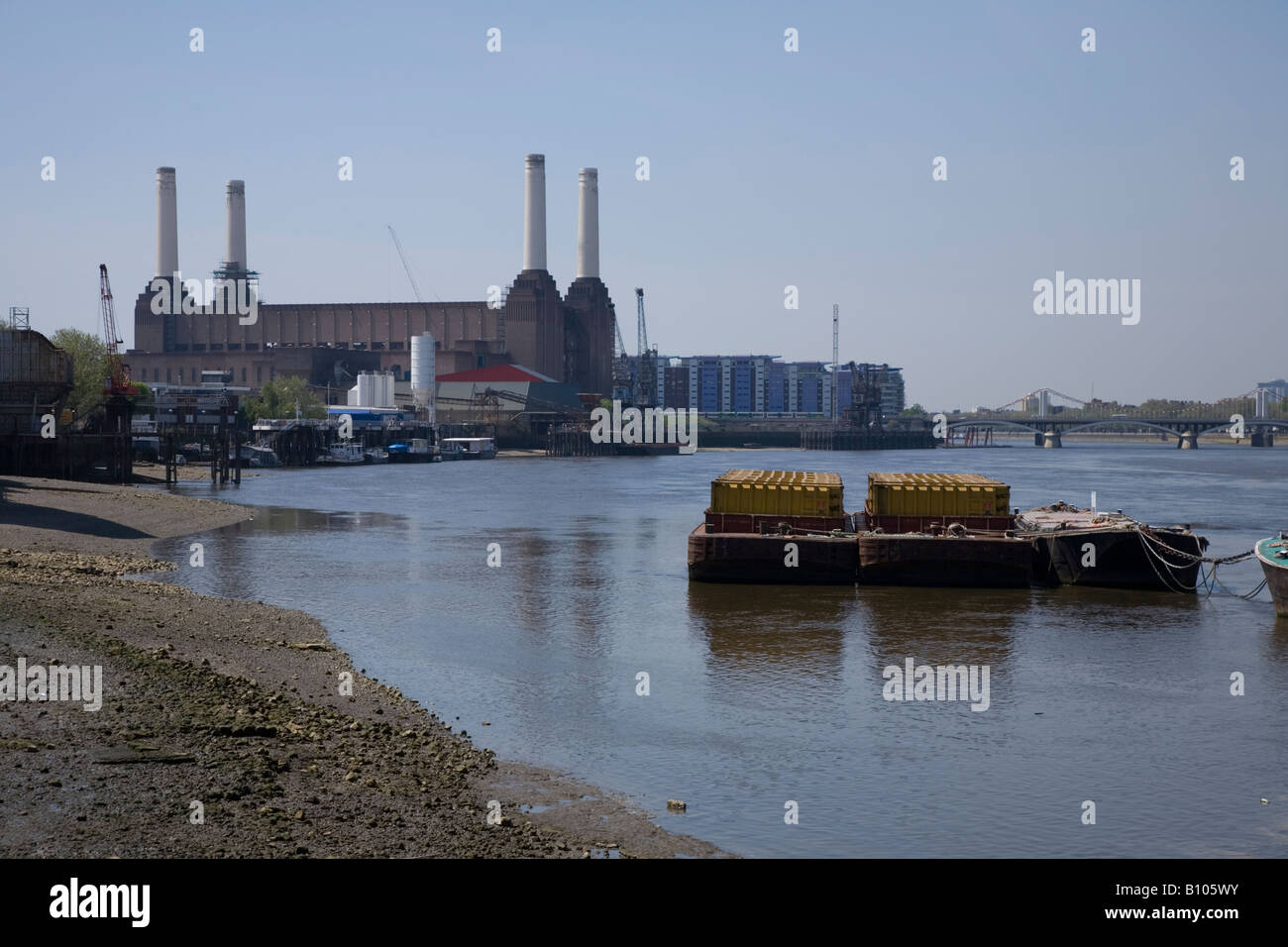 Lastkähne vertäut am Fluss Themse bei Ebbe am Battersea erreichen London uk Stockfoto