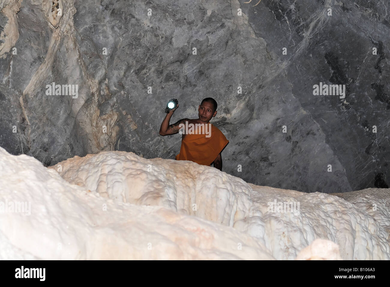 Buddhistischer Mönch warten während Höhle Klettern, Provinz Kanchanaburi, Thailand Stockfoto