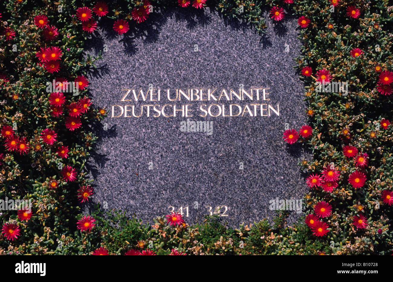 Grabstein auf dem Maleme Friedhof, wo deutsche Soldaten auf Kreta während des zweiten Weltkriegs getötet, ruht. Kreta, Griechenland. Stockfoto