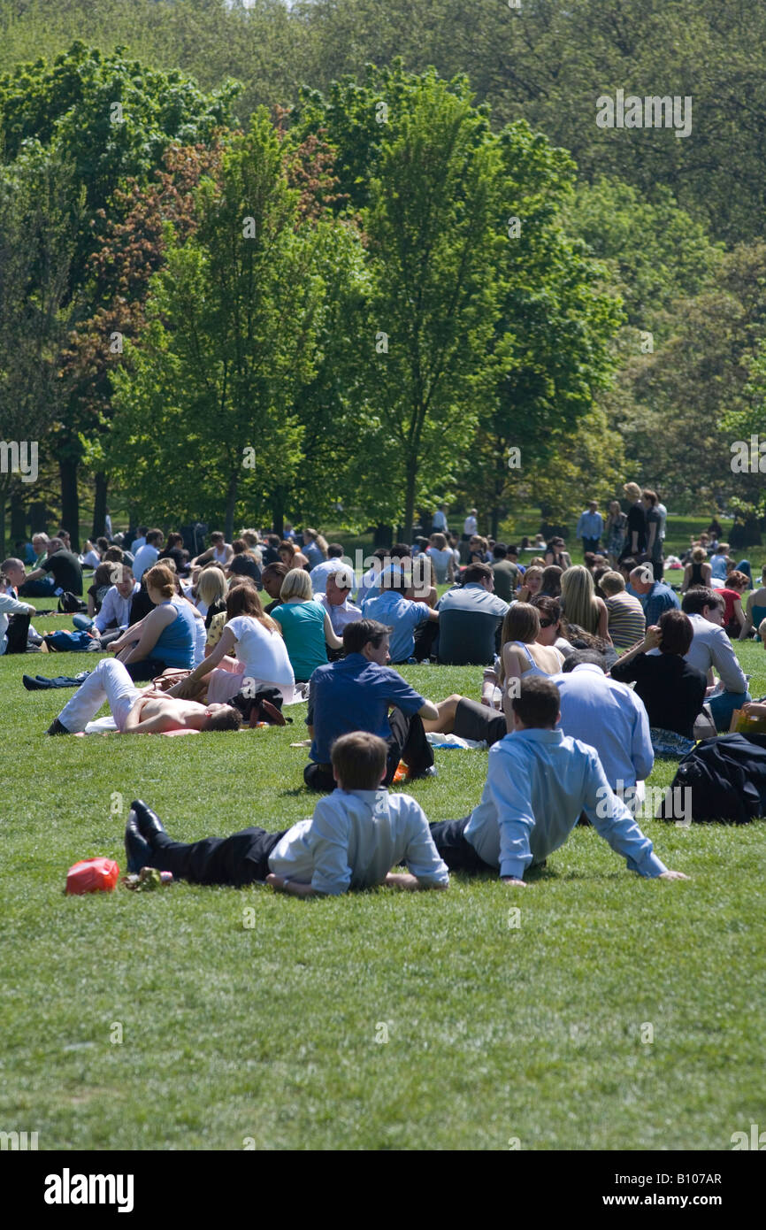 Büroangestellte entspannen Sie sich im Mai Hitzewelle Green Park London Stockfoto