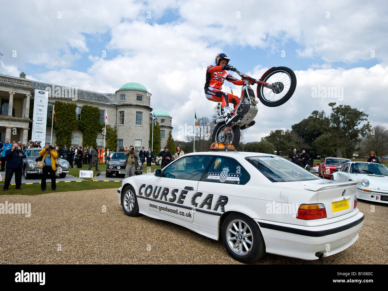 Welt Motorrad Studien Weltmeister Brite Dougie Lampkin Wheelies über BMW Kurs Auto beim Goodwood Festival of speed Stockfoto