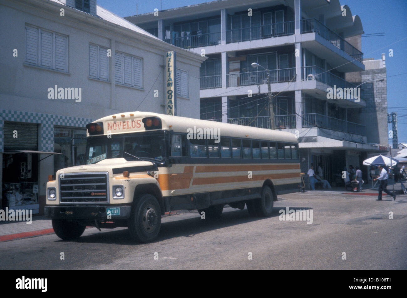Novelos Bus in der Innenstadt von Belize City, Belize, Belize, Central America Stockfoto