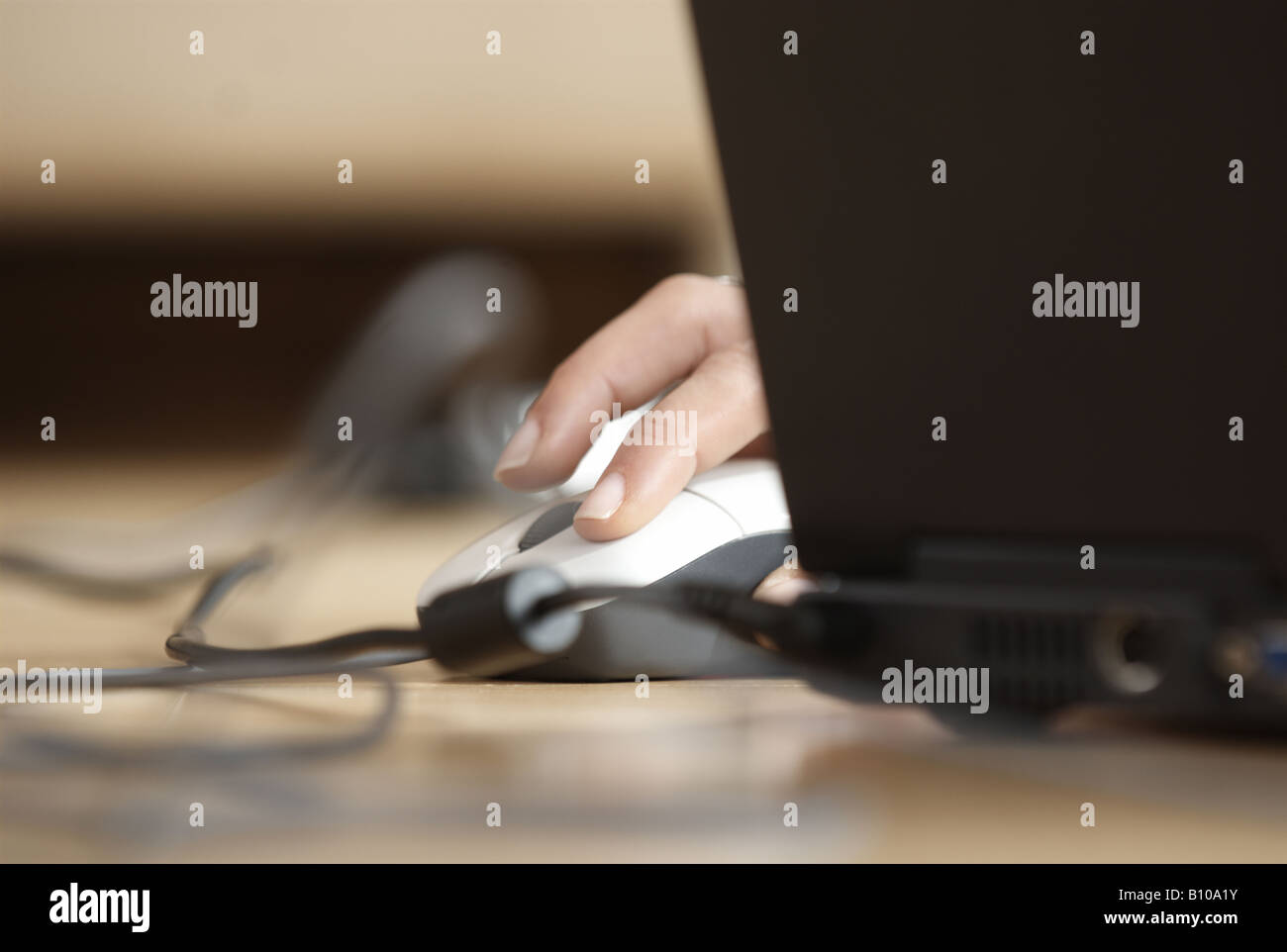 Hand auf der Maus Stockfoto