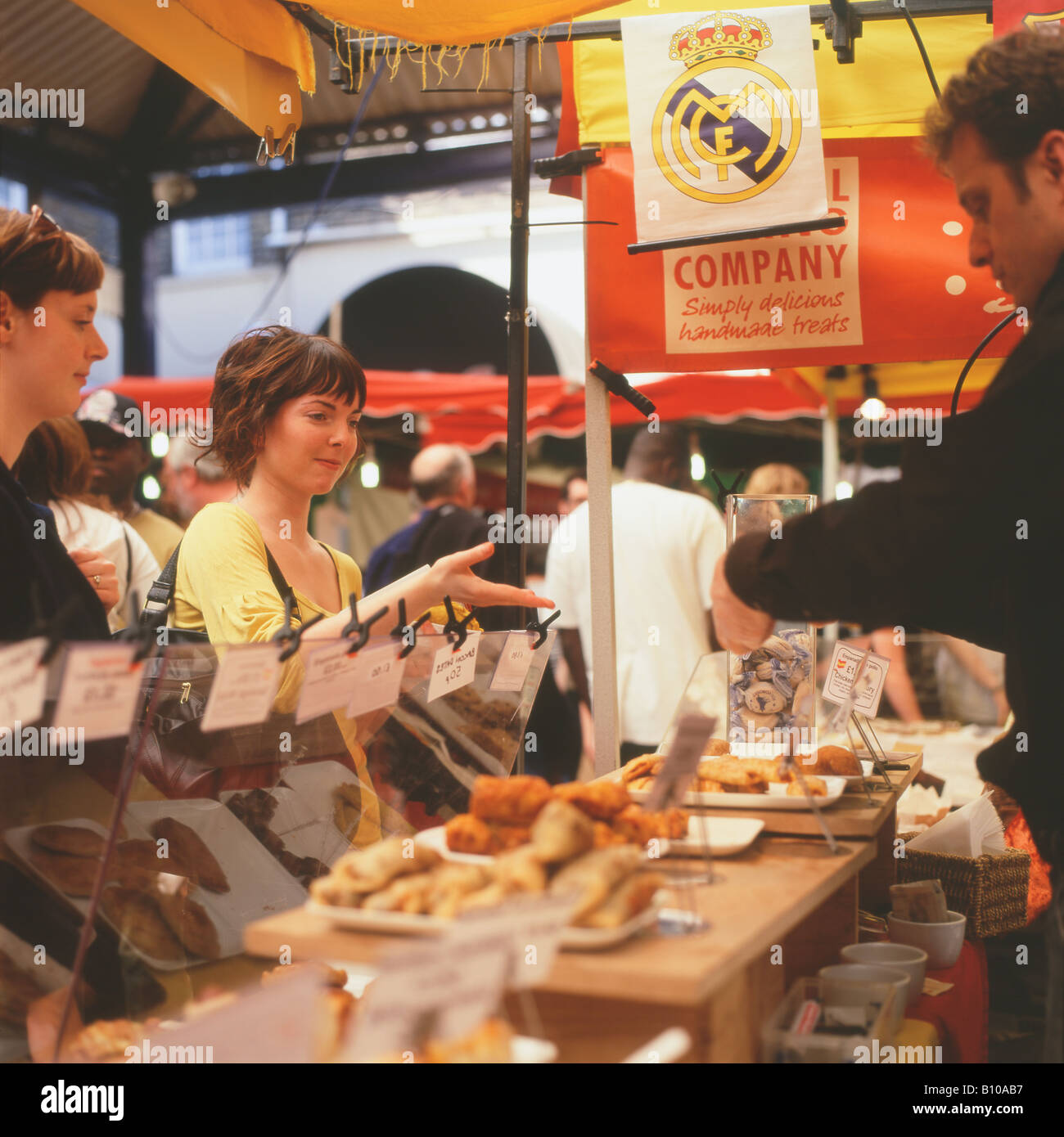 Kunde kauft hausgemachte Snacks in Greenwich Market stall London England UK KATHY DEWITT Stockfoto