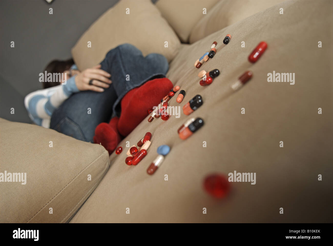 Frau sitzt auf dem Sofa mit Pillen depressiv Stockfoto