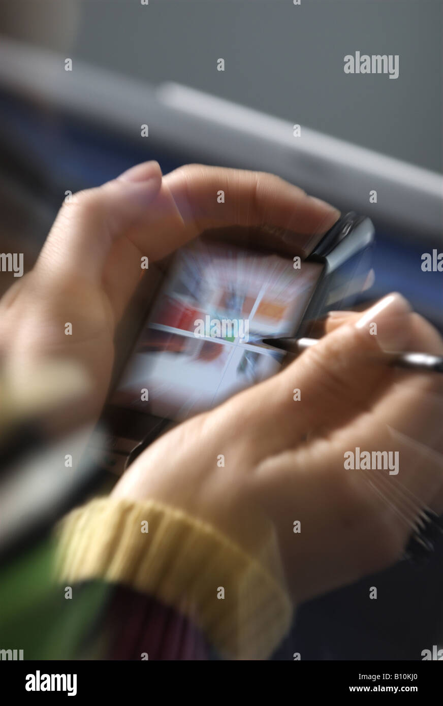 Frau mit Pda-Telefon Stockfoto