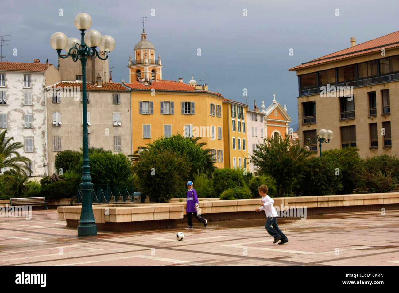 Kinder spielen Fußball auf Place De Gaulle in Ajaccio Korsika Frankreich Stockfoto