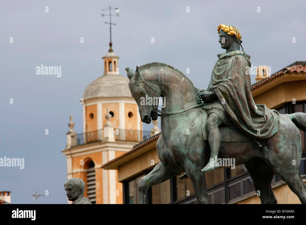 Statue von Napoleon auf einem Pferd und die Kathedrale Notre Dame De La Misericorde am Place De Gaulle in Ajaccio Korsika Frankreich Stockfoto