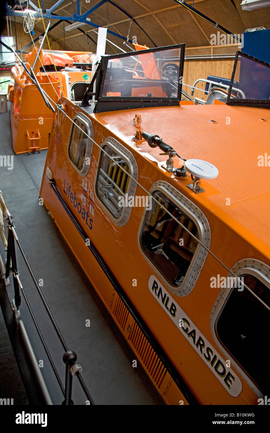 Oberdeck Orange Rettungsboot. Vertikale. 83733 LifeBoat. St. David's St Justinan Station. Pembrokeshire Wales Stockfoto