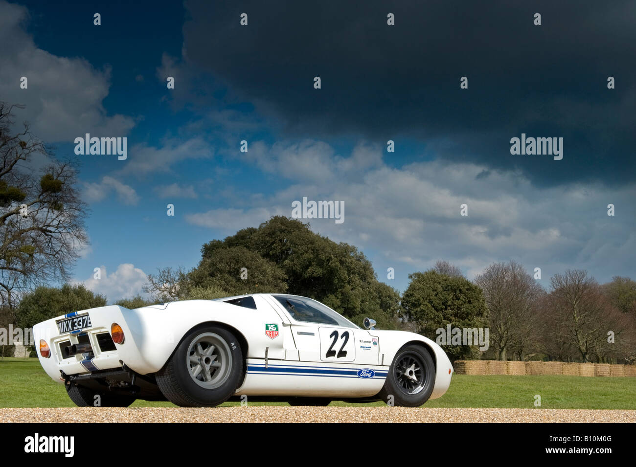 Ford gt40 Vintage klassische Formel einen f1-Boliden in weiß vor Goodwood House für Festival of Speed Stockfoto