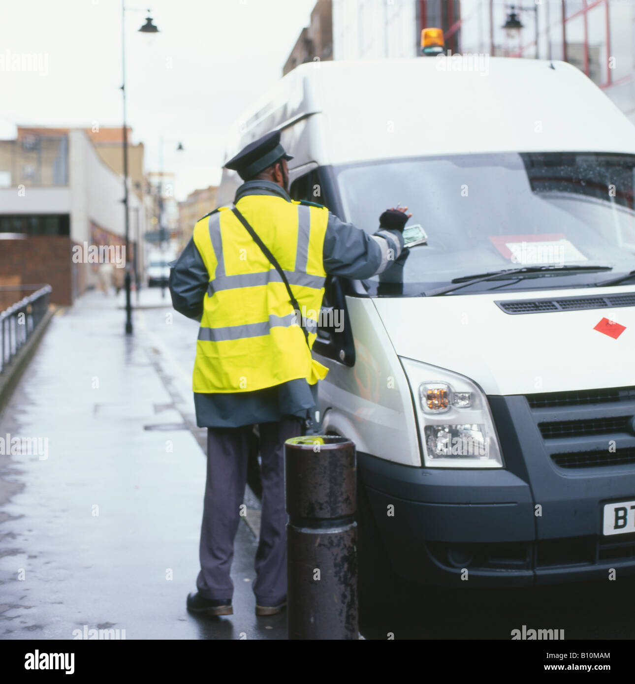 Der Verkehrsaufseher stellt ein gutes Parkticket auf einen weißen Van, der in der Nähe des Barbican Estate in der Whitecross Street, London, England, KATHY DEWITT parkt Stockfoto