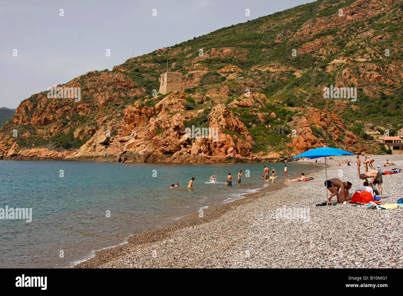 Genueser Wachturm und Strand in Porto Marina Korsika Frankreich Stockfoto