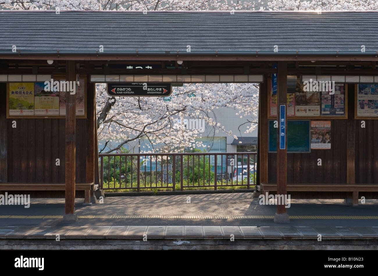 Zur S-Bahn Plattform in Kyoto während der Kirschblüte im Frühling Saison Stockfoto