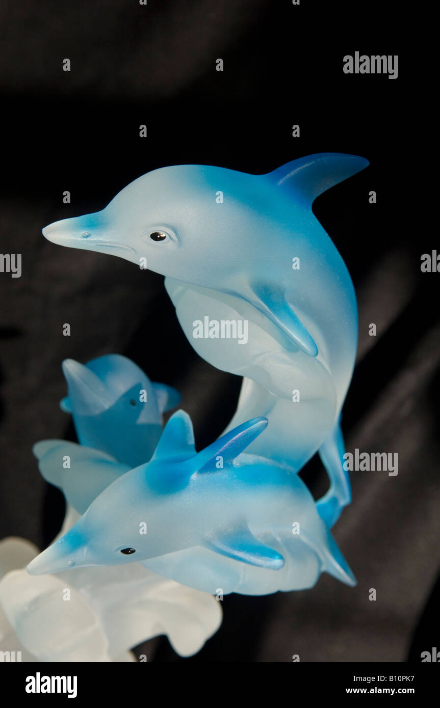 Blauen Delphine Glas Figur vor schwarzem Hintergrund isoliert Stockfoto